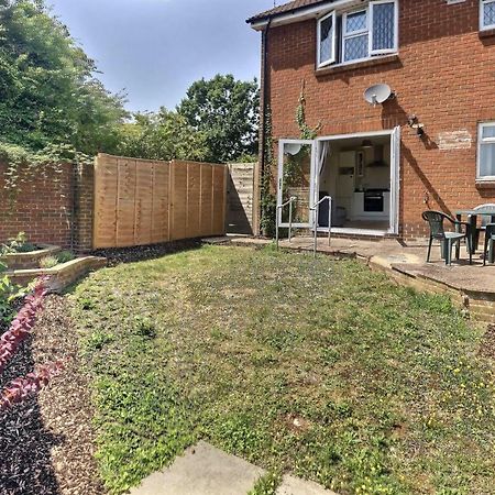 Home-From-Home - Self Catering Garden Apartment, Waterlooville Bagian luar foto