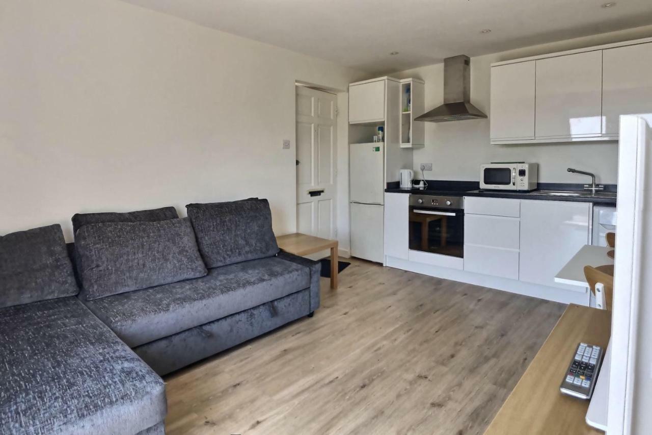 Home-From-Home - Self Catering Garden Apartment, Waterlooville Bagian luar foto