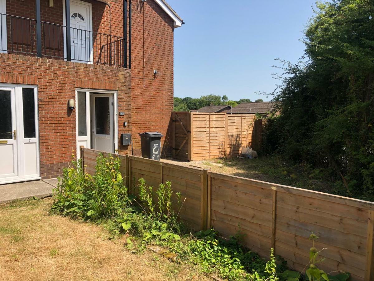Home-From-Home - Self Catering Garden Apartment, Waterlooville Bagian luar foto