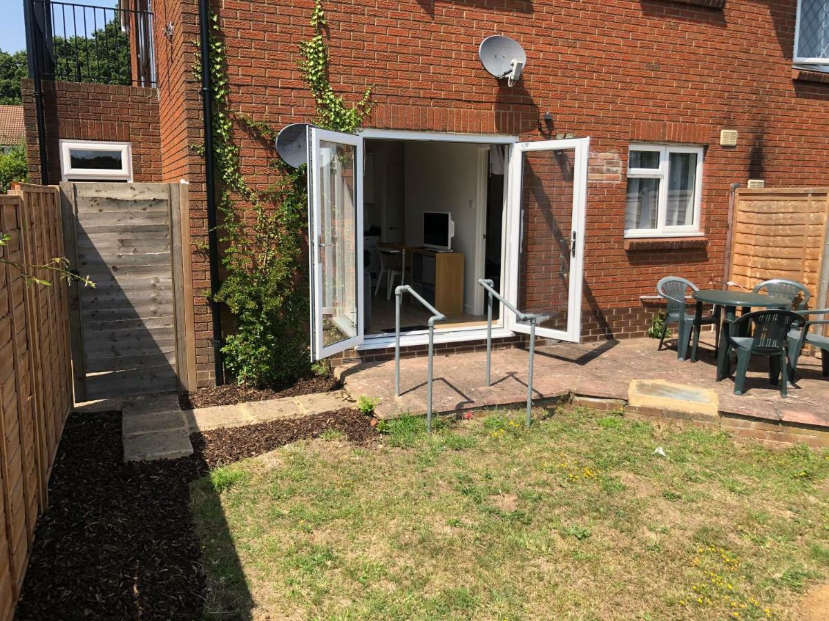Home-From-Home - Self Catering Garden Apartment, Waterlooville Bagian luar foto