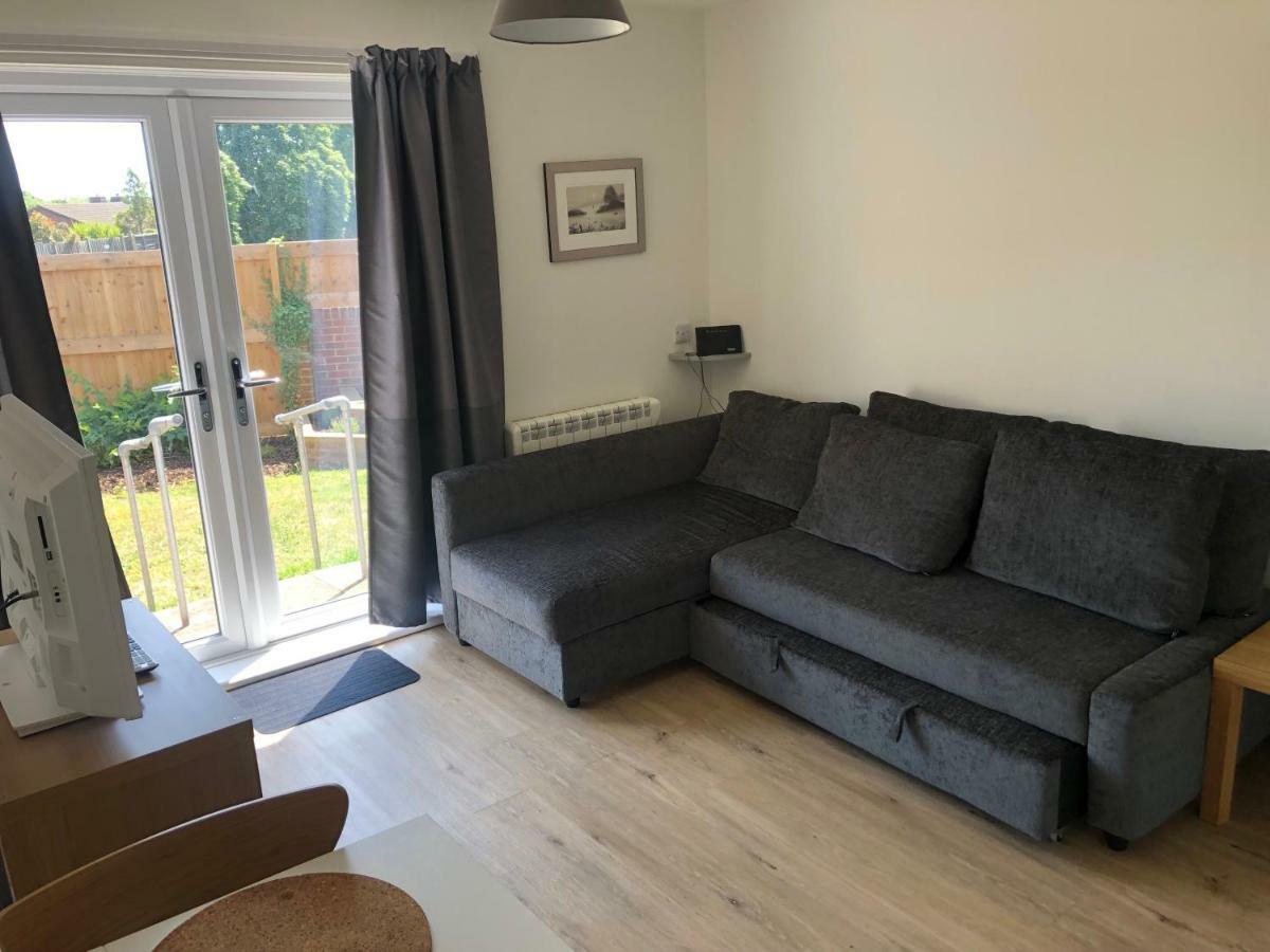 Home-From-Home - Self Catering Garden Apartment, Waterlooville Bagian luar foto