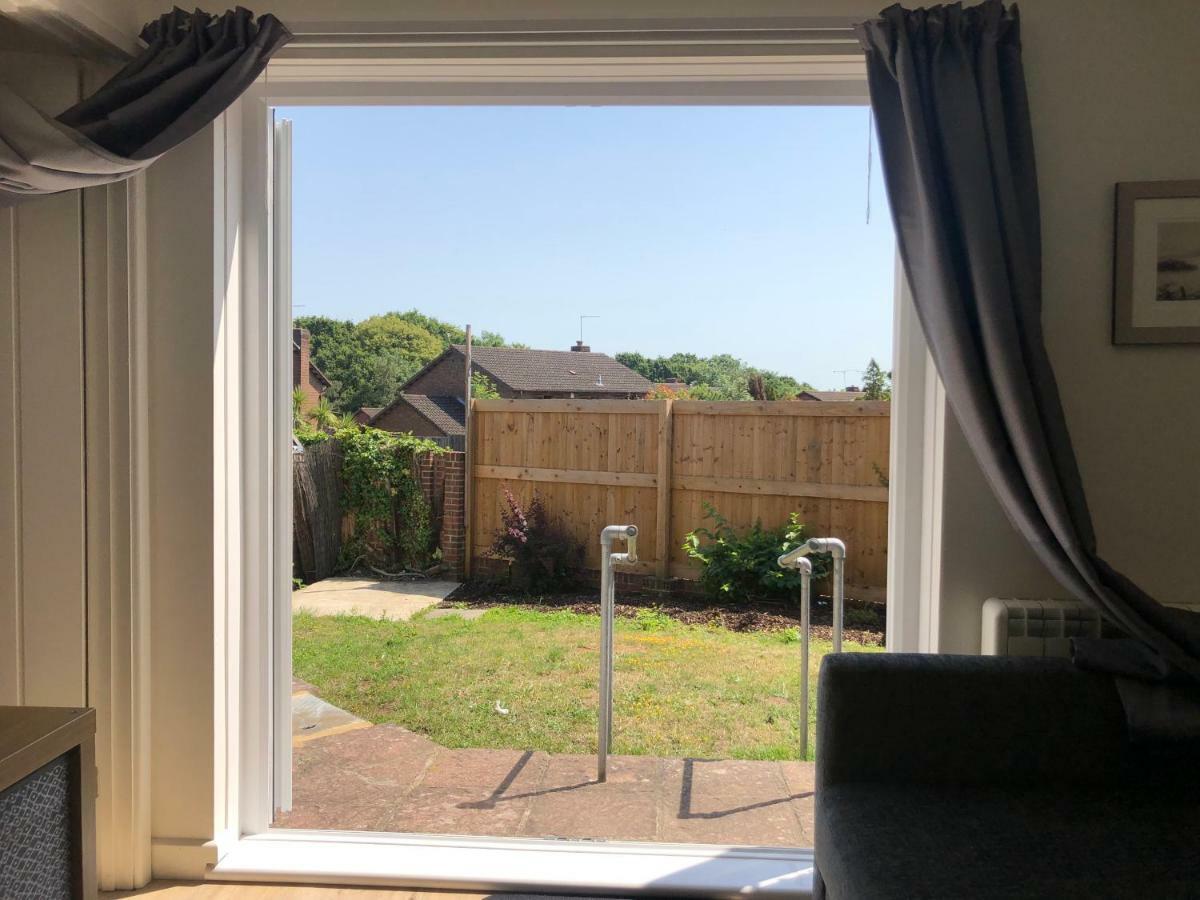 Home-From-Home - Self Catering Garden Apartment, Waterlooville Bagian luar foto