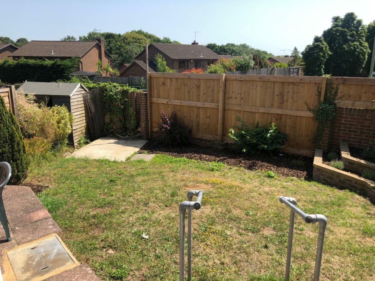 Home-From-Home - Self Catering Garden Apartment, Waterlooville Bagian luar foto