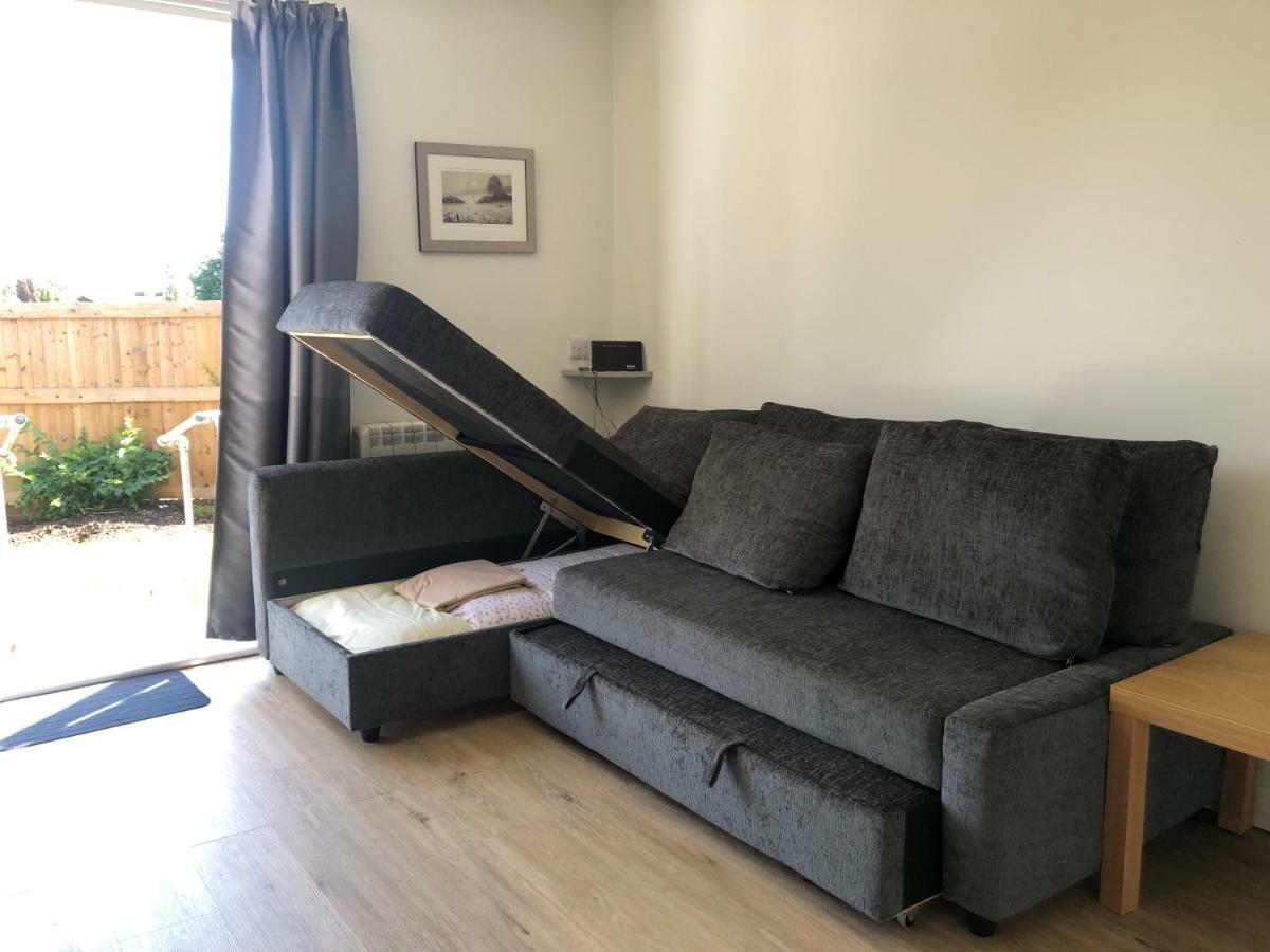 Home-From-Home - Self Catering Garden Apartment, Waterlooville Bagian luar foto