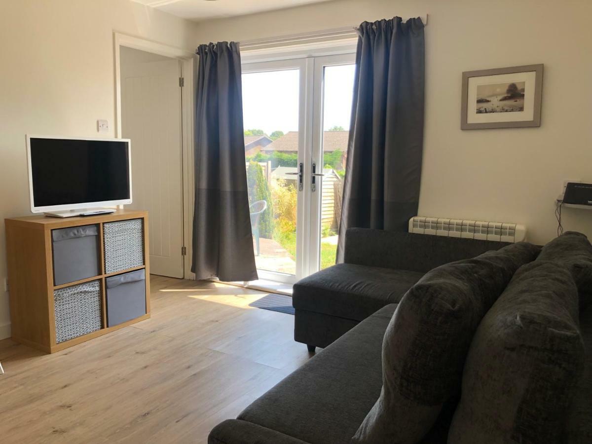 Home-From-Home - Self Catering Garden Apartment, Waterlooville Bagian luar foto