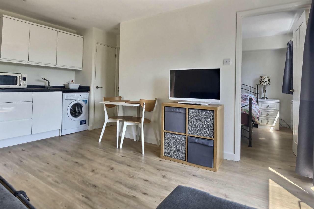 Home-From-Home - Self Catering Garden Apartment, Waterlooville Bagian luar foto